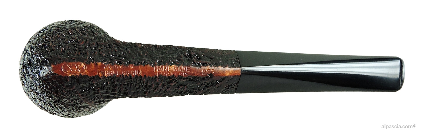 Pipa Ashton Pebble Grain XX - Vista inferiore del cannello sfaccettato con il marchio Ashton XX Pebble Grain