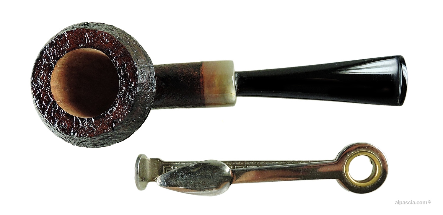 Manù Sandblasted Pipe - Top view looking down at the bowl rim and tobacco chamber