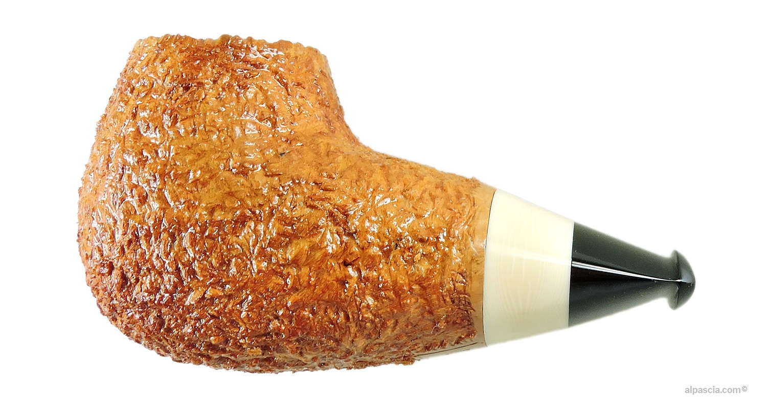 Pipa Ganci Isetta Rusticata - Profilo dritto compatto con finitura rusticata e bocchino in ebanite