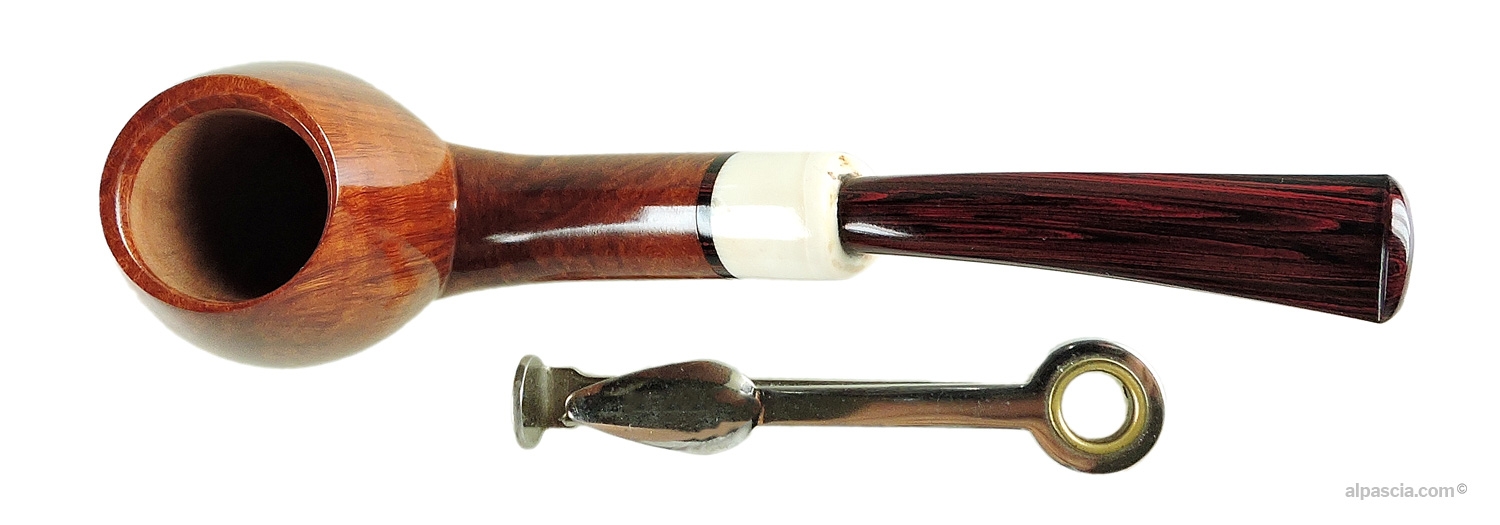 Mimmo Romeo Egg Pipe - Top view looking down at the smooth rim and open tobacco chamber