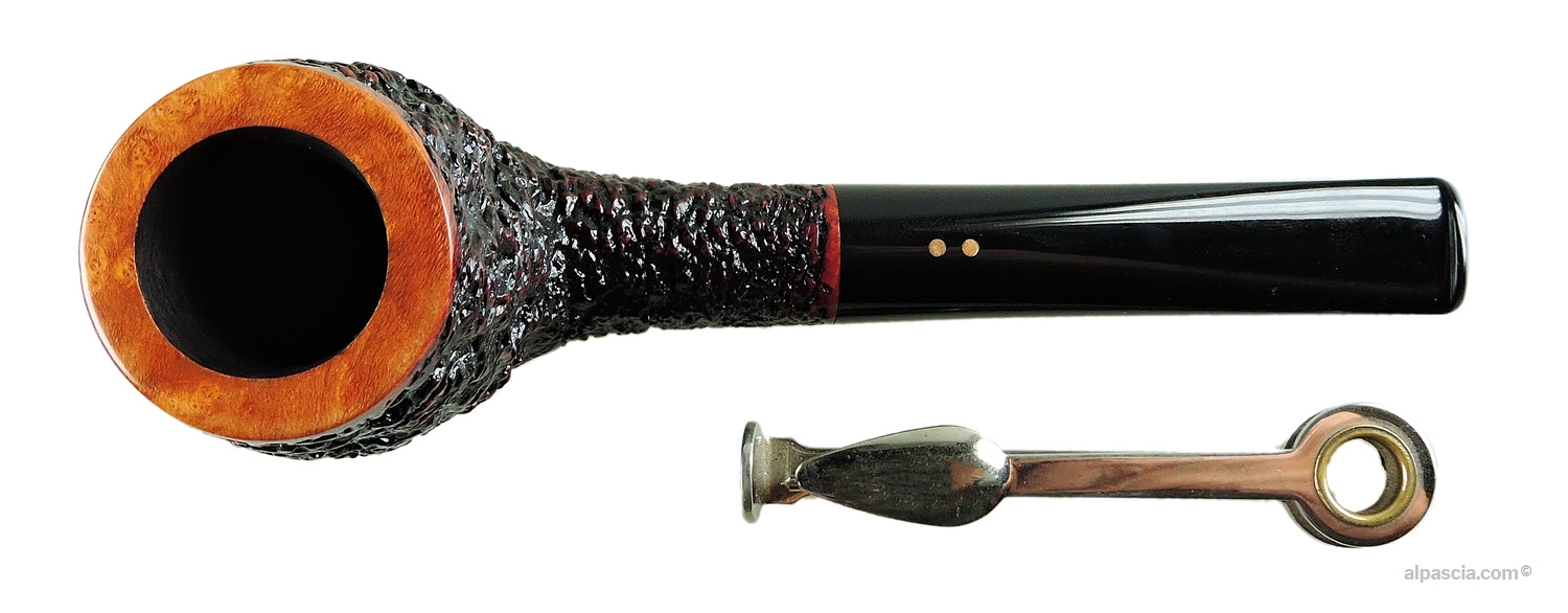 Radice Rind Oil Cured Billiard - Top-down view looking into the clean tobacco chamber