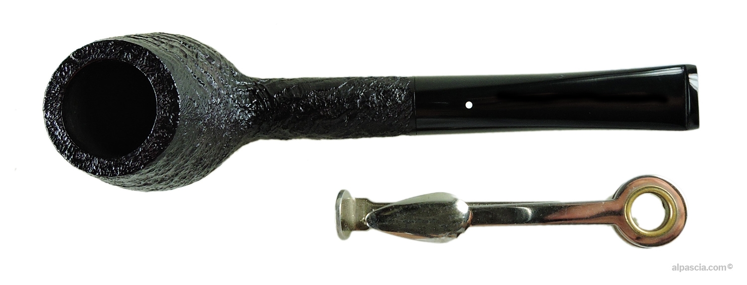 Pipa Dunhill Shell Briar 4134 Gruppo 4 - Inquadratura dall'alto del bordo finemente lavorato e della camera