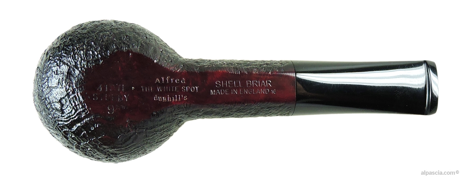 Pipa Dunhill Shell Briar Stubby 4107F Gruppo 4 - Vista inferiore del cannello corto con punzonatura ufficiale Dunhill