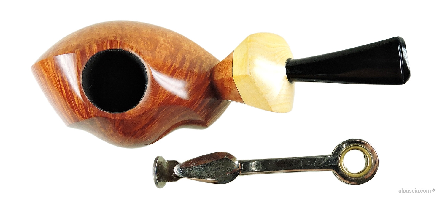 Ganci 2F Smooth Bent Blowfish Pipe - Top-down view looking into the smooth rim and open tobacco chamber