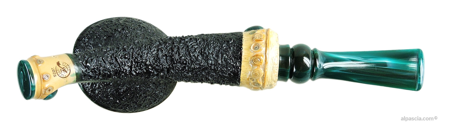 Pipa Arzuaga Forma Libera Curva Semirusticata - Vista inferiore della canna con la punzonatura del pipemaker Arzuaga