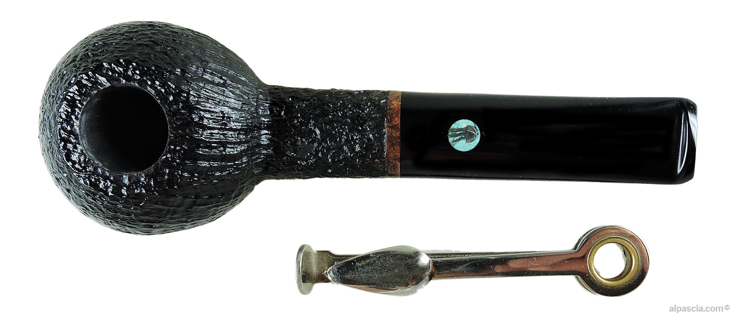 Valbruna 1 Jellyfish Sandblasted Pipe - Top-down view looking into the sandblasted rim and open tobacco chamber