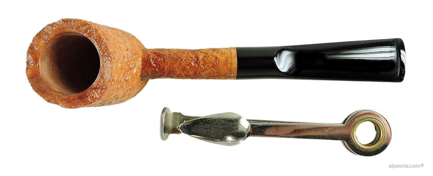 Manu Sandblasted Light Poker Pipe - Top-down view looking into the sandblasted rim and open tobacco chamber