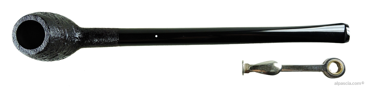 Dunhill Churchwarden Shell Briar 4601 Pipe - Top-down view looking into the sandblasted rim and Group 4 chamber
