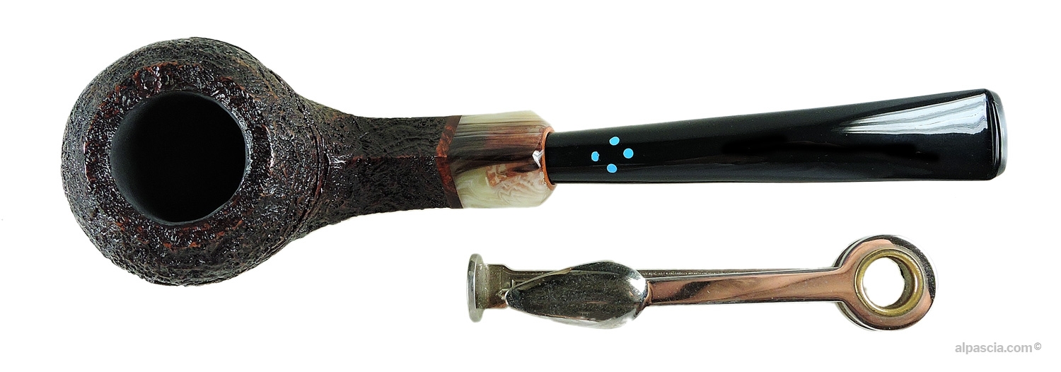 Pipa Sasieni 4 Dot Walnut Rhodesian - Inquadratura dall'alto dell'orlo sabbiato e del fornello
