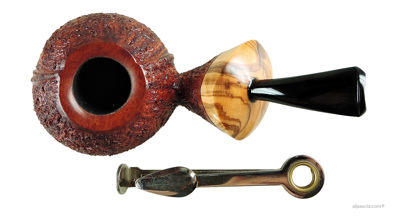 Ganci Tomato Pipe - Top-down view looking into the wide rim and plump Tomato bowl chamber