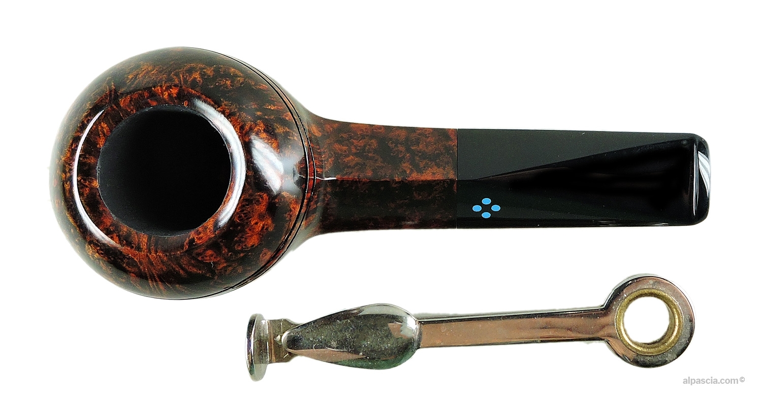 Sasieni 4 Dot Walnut Pipe - Top-down view looking into the chamber and smooth bowl rim