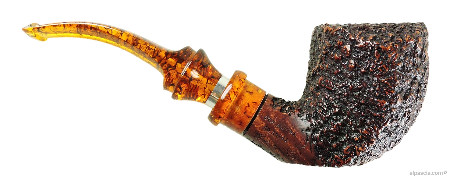 Pipa Ser Jacopo Delecta R1 D - Vista destra che risalta la ricca scolpitura rusticata e la linea asimmetrica