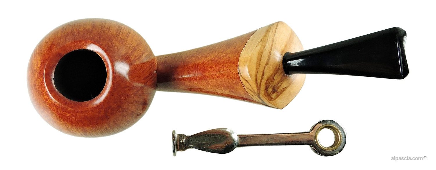 Ganci 3F Freehand Pipe - Top-down view into the hand-shaped chamber and natural olive wood ring