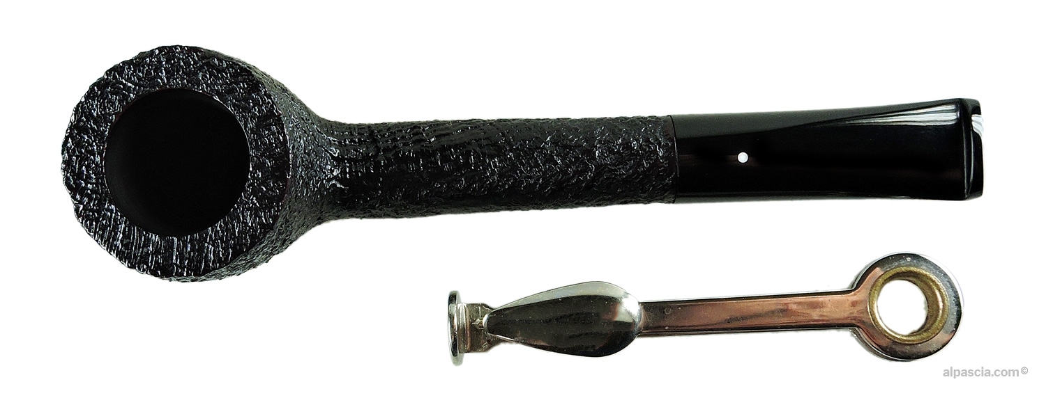 Dunhill Shell Briar Group 2 Pipe - Top-down view into the small wide tobacco chamber