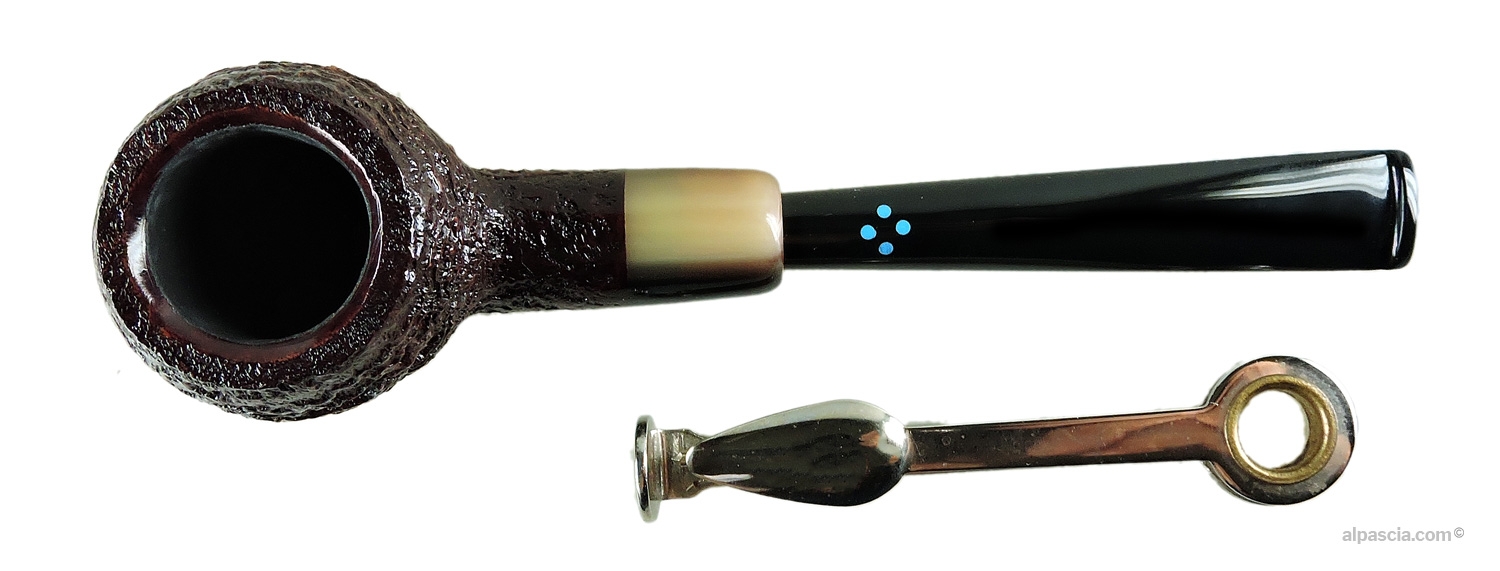 Sasieni 4 Dot Walnut Pipe - Top-down view into the chamber and natural swirled horn accent ring