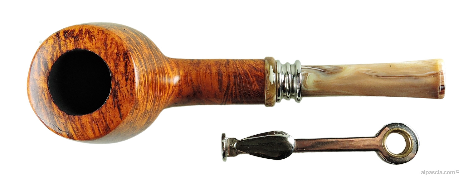 Neerup Classic Group 5 Pipe - Top-down view into the spacious chamber and polished smooth rim