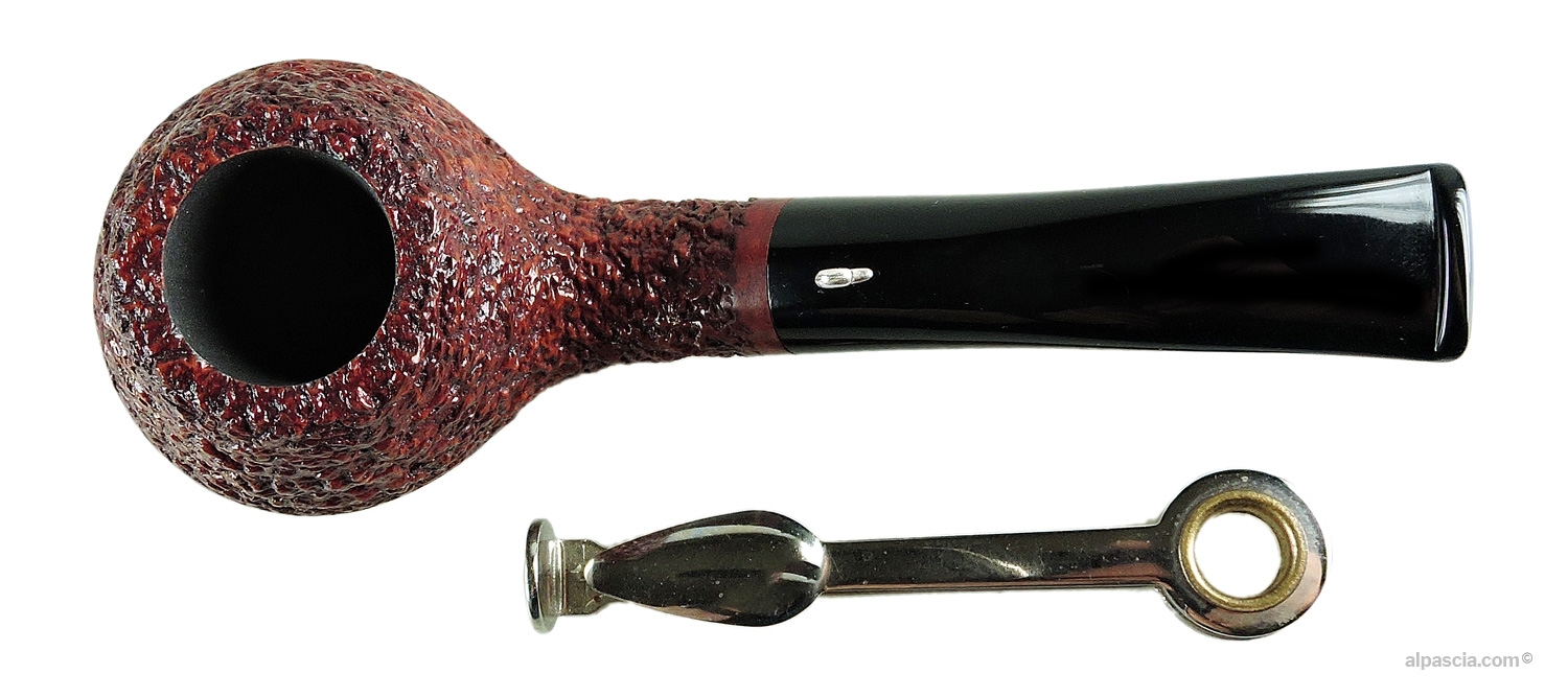 L'Anatra Rusticated Pipe - Top-down view into the chamber showcasing hand-carved rim details