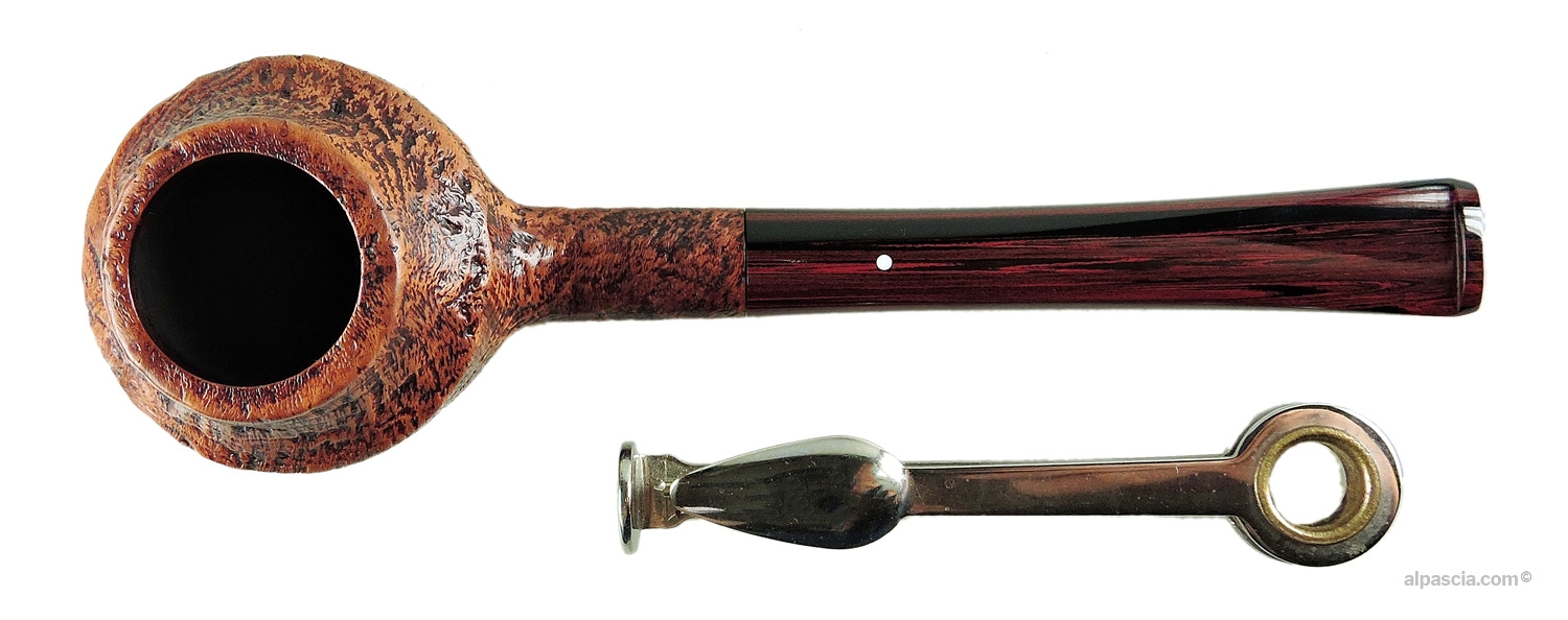 Top view of Dunhill County Gr 4 Quaint Pipe showing smooth top rim and Group 4 chamber capacity