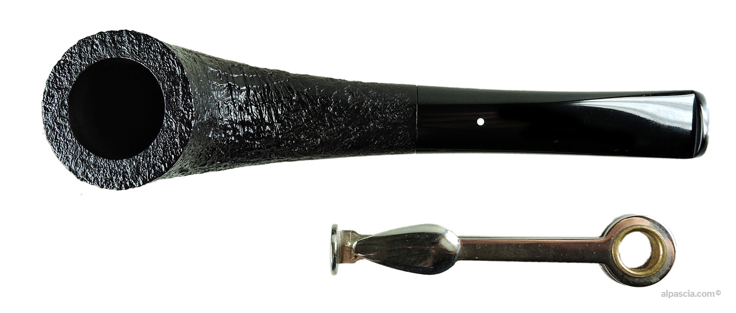 Dunhill Shell Briar 2421 Pipe - Top-down view into the chamber showing sandblasted rim contrast