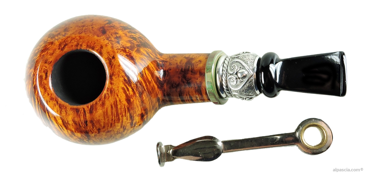 Peder Jeppesen Ida Boutique Gr 6 Pipe - Top-down view into the hand-cut chamber and silver accent work