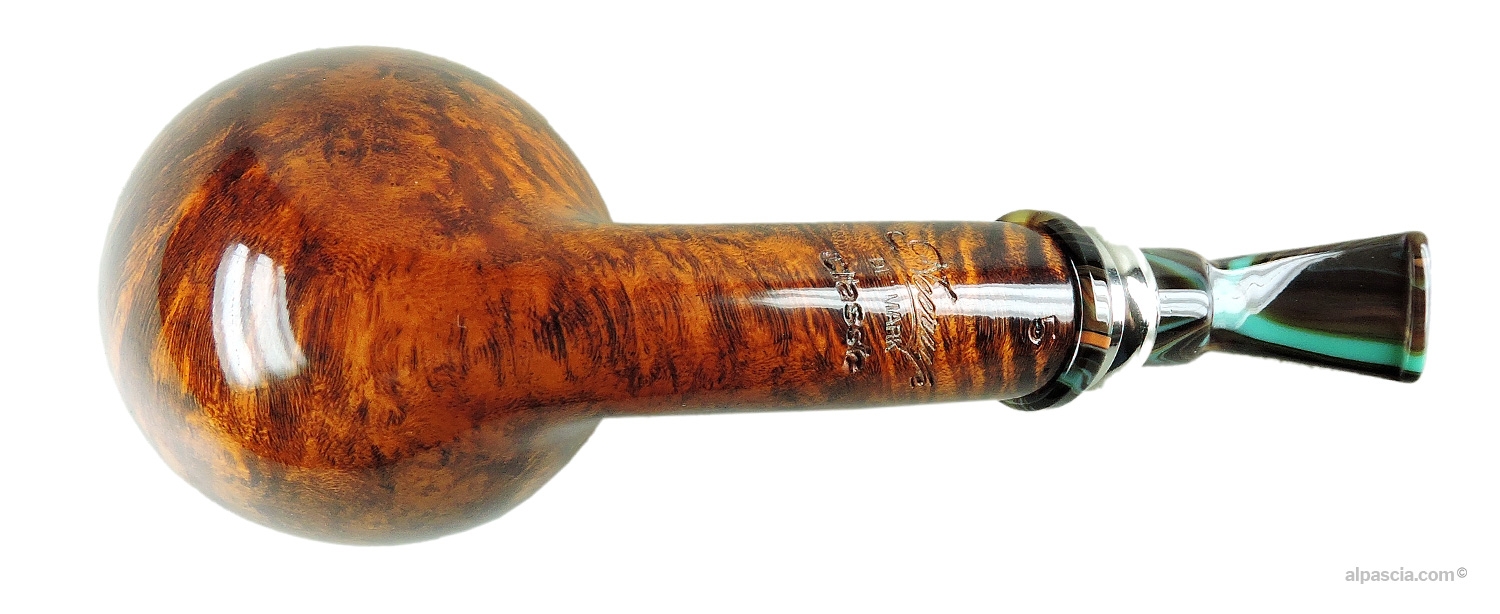 Neerup Classic Gr 5 Pipe - Bottom view displaying smooth underside and official Neerup Classic stampings