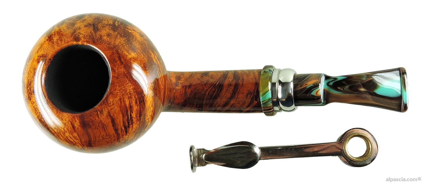 Neerup Classic Gr 5 Pipe - Top-down view into the chamber showcasing smooth rim and metal shank junction