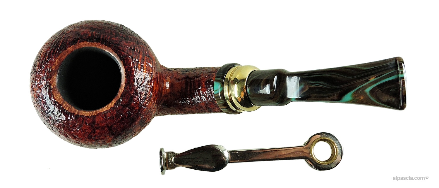 Neerup Classic Gr 3 Pipe - Top-down view into the chamber showcasing smooth rim and metal shank junction