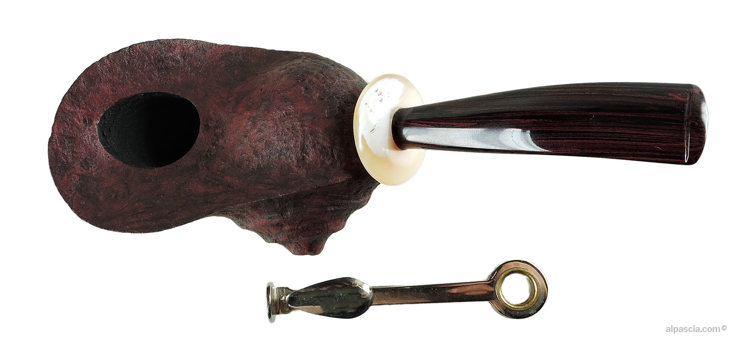 Bisonte Pascolini Nautilus Pipe - Top-down view into the chamber showcasing smooth rim and horn junction