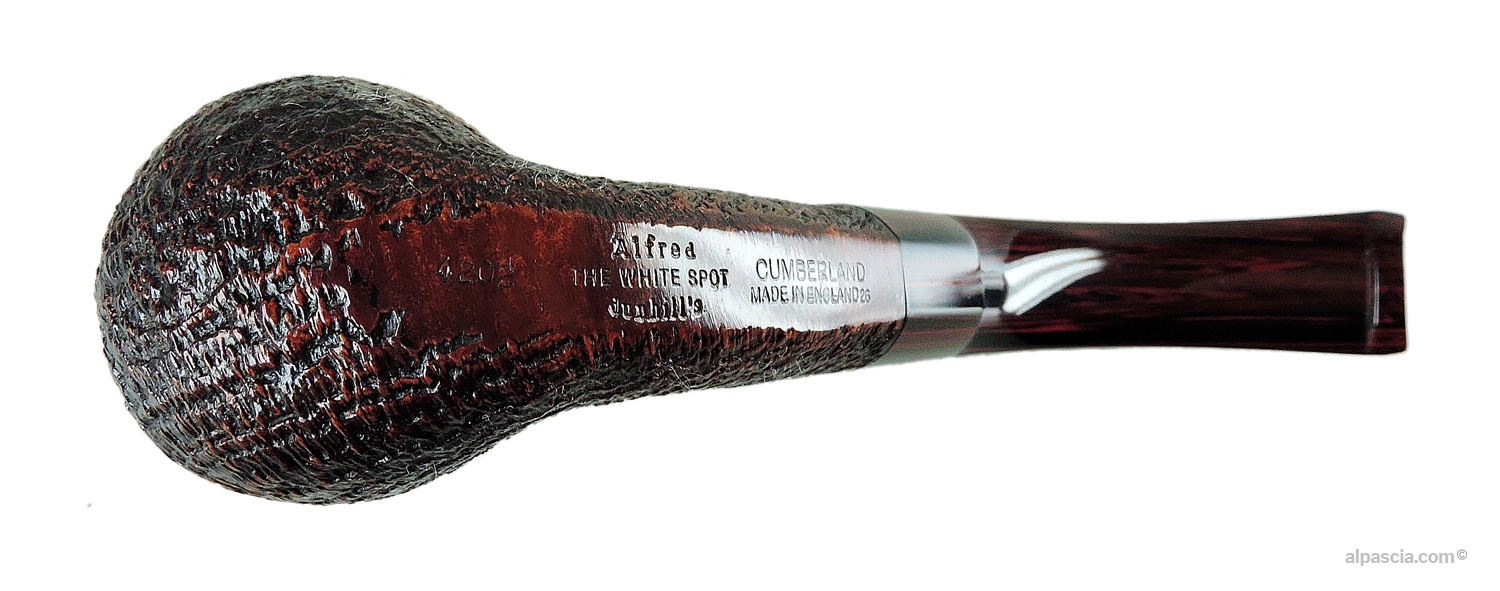 Pipa Dunhill Cumberland 4202 - Vista inferiore del cannello con punzonature ufficiali Dunhill e codice 4202