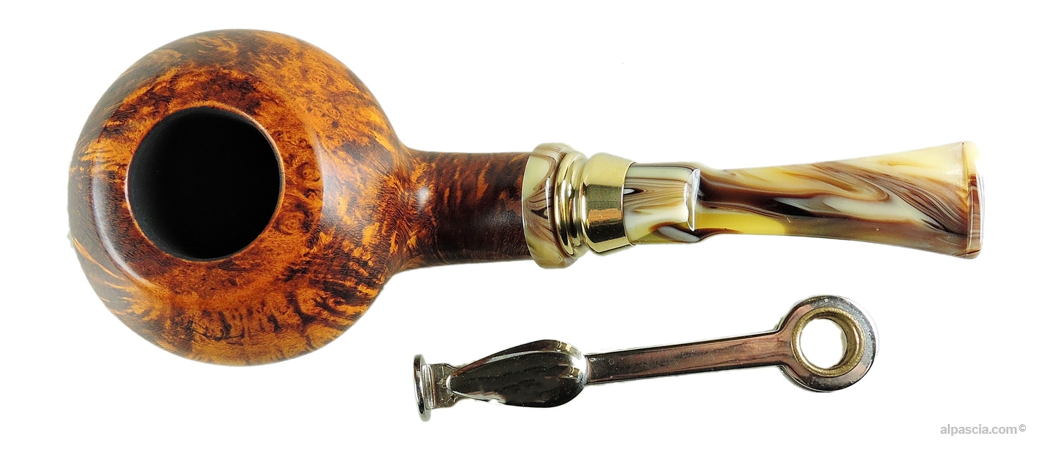 Neerup Classic Gr 3 Pipe - Top-down view into the chamber showcasing smooth rim and metal shank junction