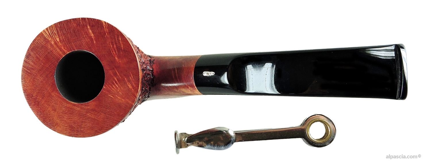 L'Anatra Rusticata Giant Pipe - Top-down view into the large chamber showing the wide polished smooth rim