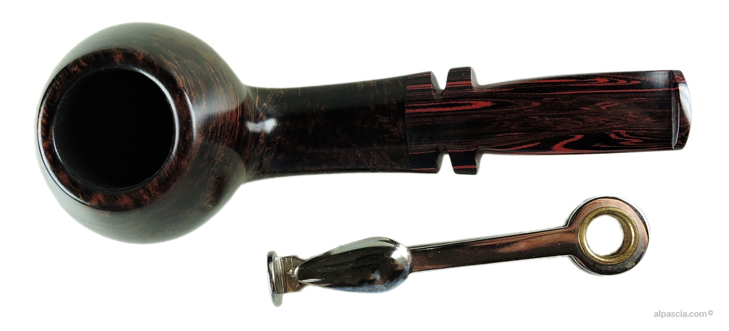 Vintage Leo Borgart Pipe - Top-down view into the chamber showing smooth dark brown rim