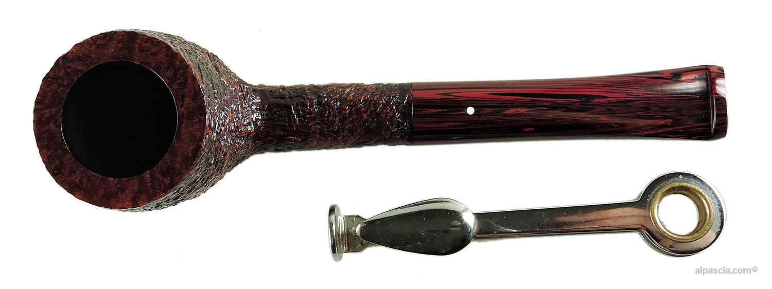 Dunhill Cumberland 4103 Billiard Pipe - Top-down view into the chamber showing the polished smooth rim